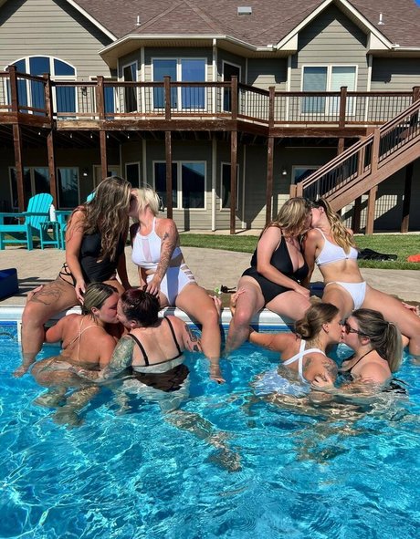 Lady Sateen model sex picture