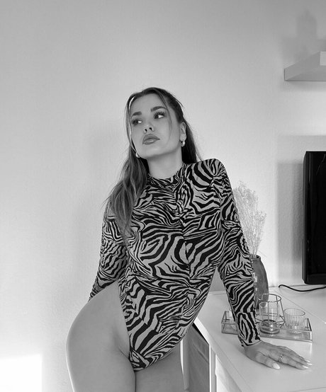 sinarittinger erotic model pic