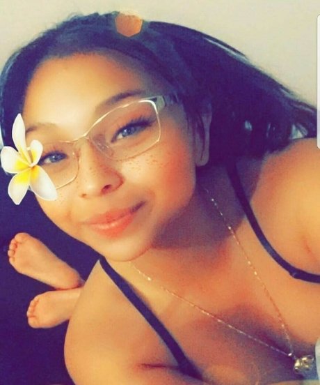 Hellovivifeet free model pic