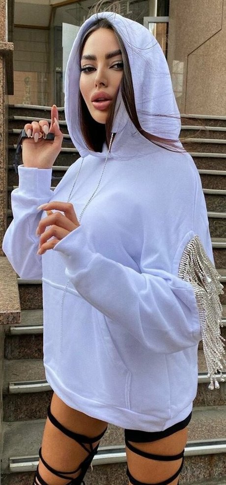 Alena Omovich model naked images