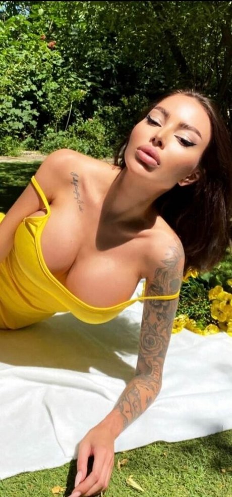 Alena Omovich model top pic