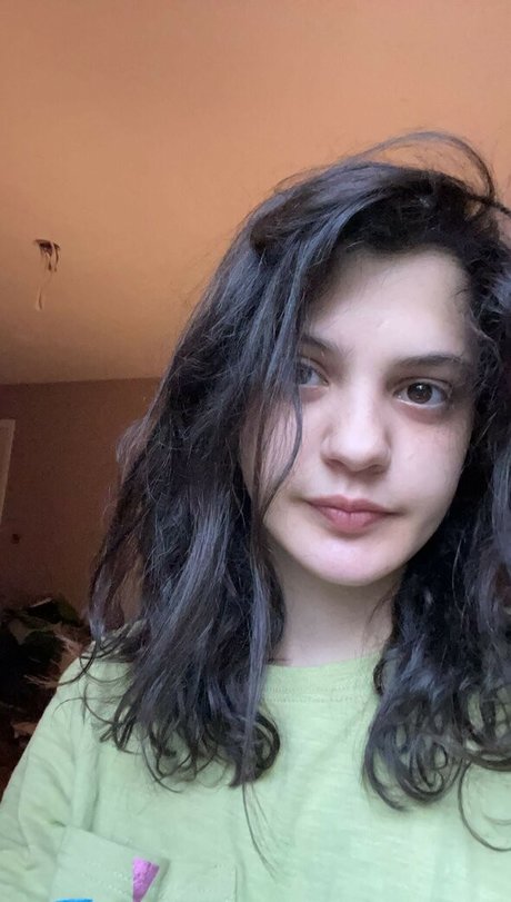 ceilingant model hot photos