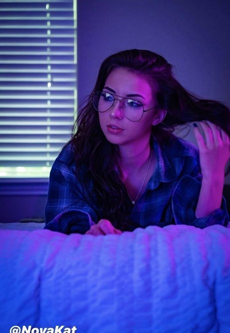 novakat xxx actress photo