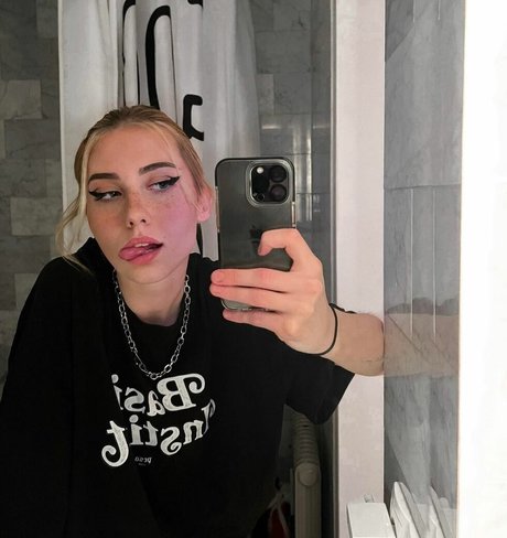 veylaneey nude model image