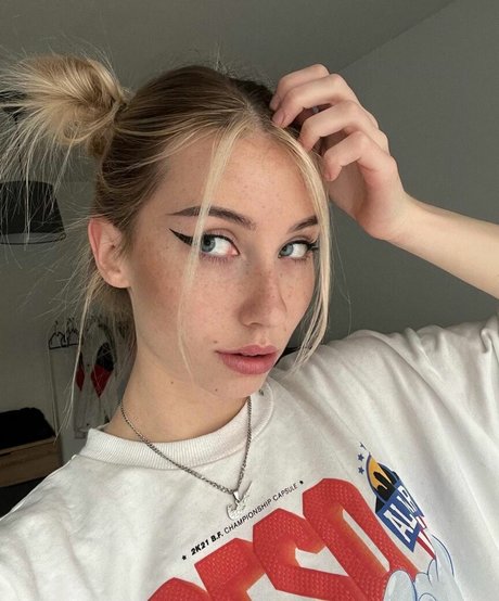 veylaneey model porn picture