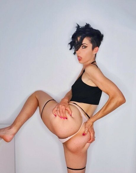 BellaSabini naked star img