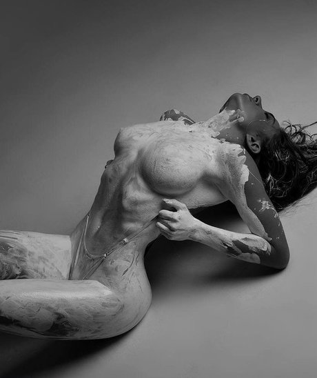 Maryna Horova naked model pic