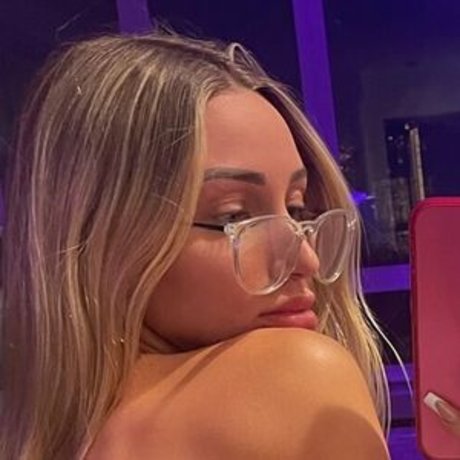 csarahhx model pornographic pic