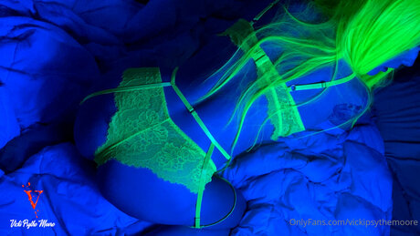 vickipsythemoore naked model photo