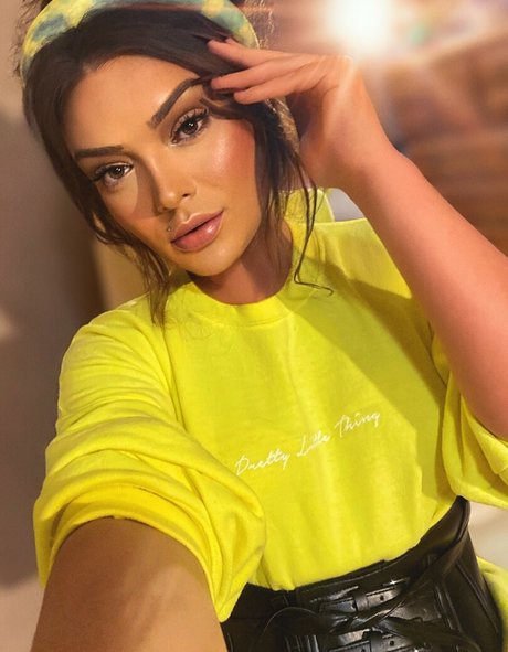 Imogen Loxley sexy model pics