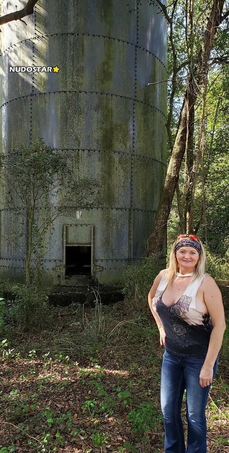 hotwifetara model nudes picture