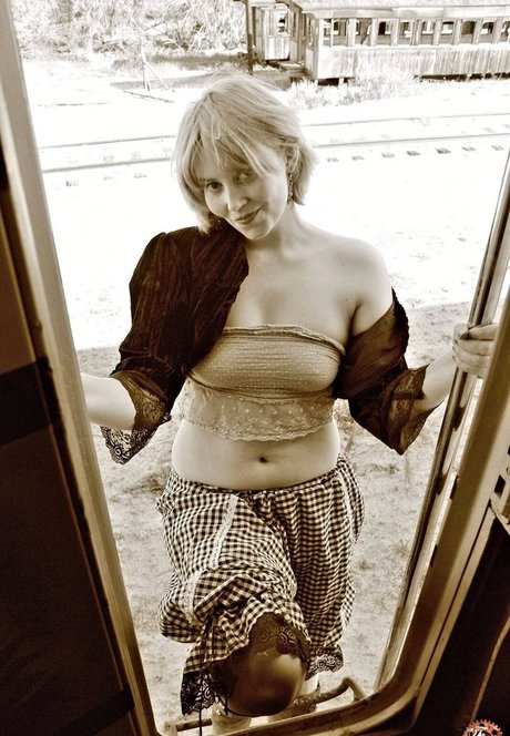 Avalon Zuercher pretty star pics