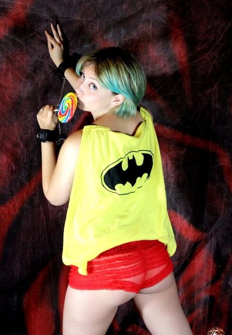 Avalon Zuercher naked model pic