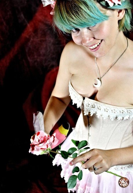 Avalon Zuercher pretty model img