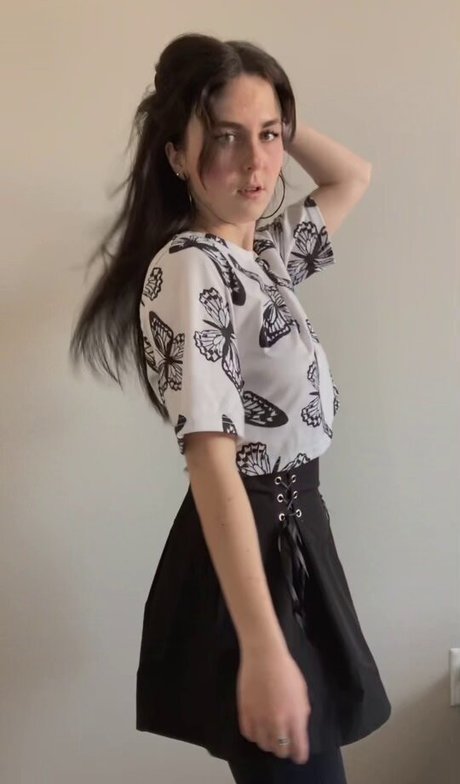 Olivia Evenstar model naked pics