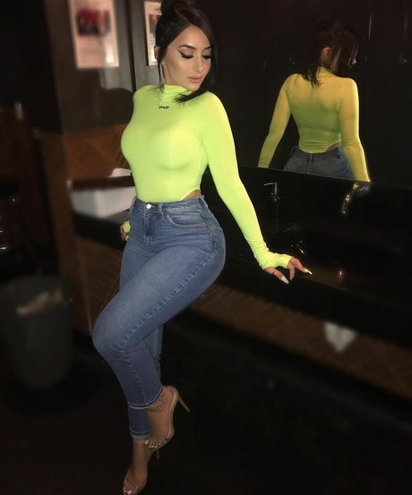 FeetByJo sexy model pic