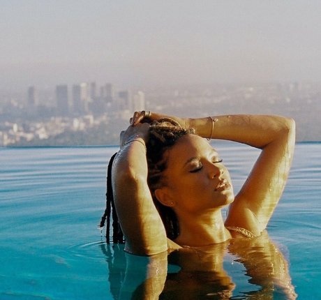 Rhyon Nicole Brown sexy actress pic