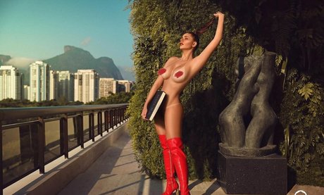 Amanda Gontijo hot model pics