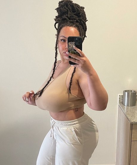 Tanya Mayenge erotic model photo