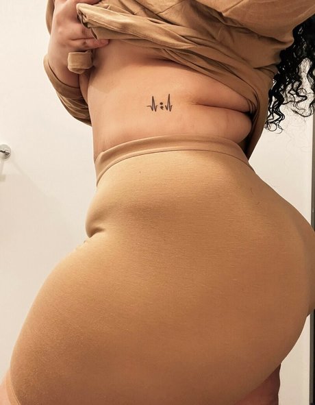 Tanya Mayenge nice star img