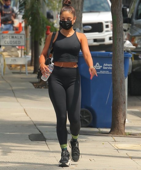 Vanessa Hudgens model erotic pic