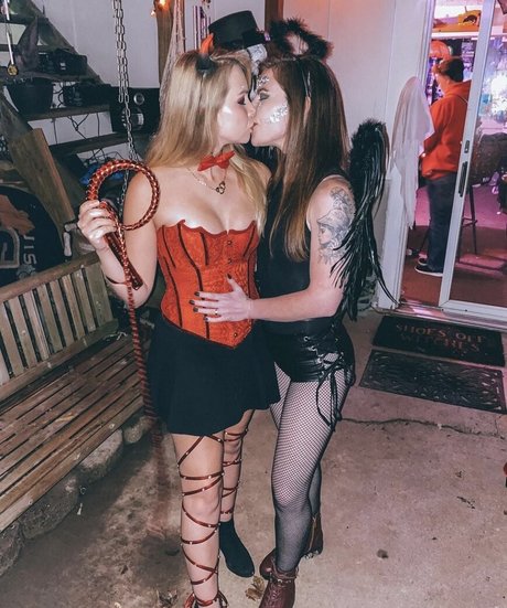 HalieeandKendra star free pictures