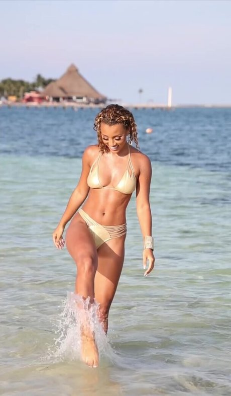 Elle Smith nude star pictures