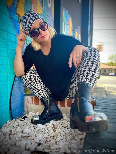 Lindsay Jones sexy star picture