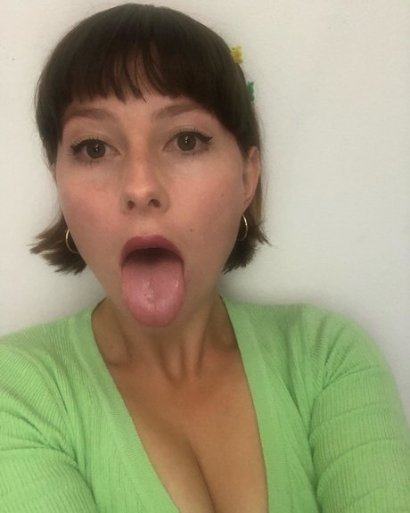 Bel Larcombe star pretty img