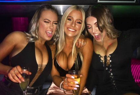 Cassie And Chloe Roberts star exclusive galleries