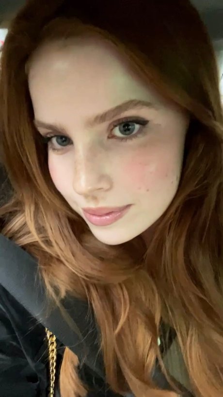 Emily Deyt Aysage erotic star image