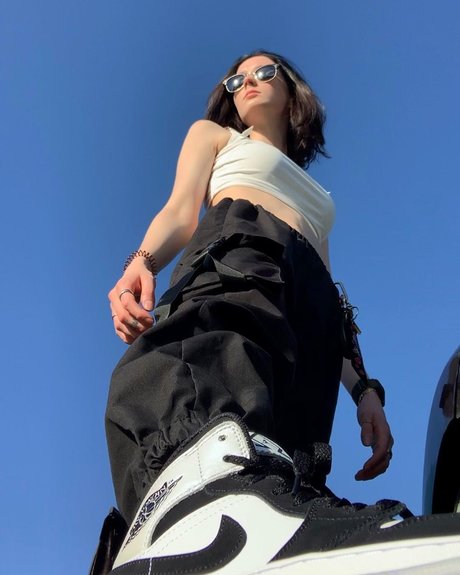 Queen etimy erotic model gallery