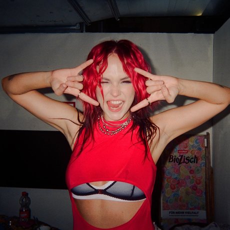 Taylor Upsahl_ model high quality image