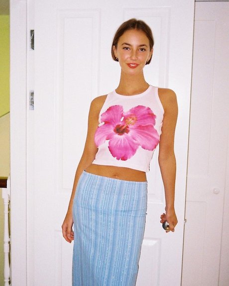 Amelie Manzoli model adult pic