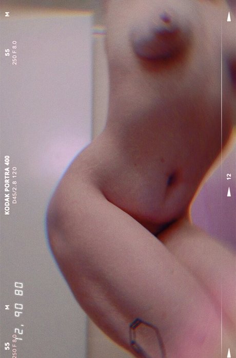 Dami Slaughter_ star erotic images