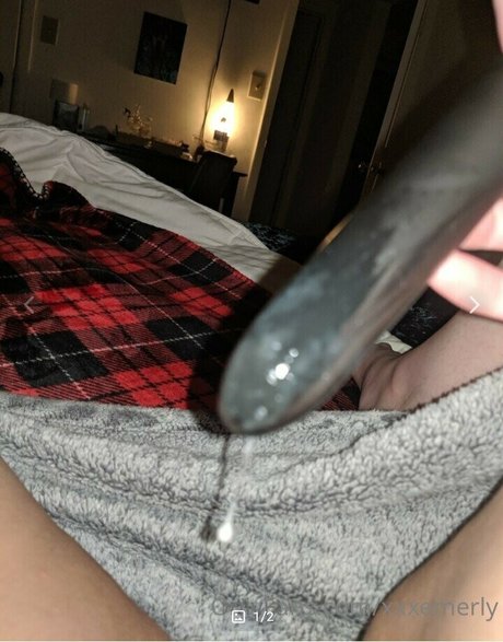 xEmerly pretty model pic