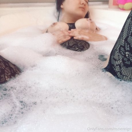 Rozie Reign XXX pretty star pics