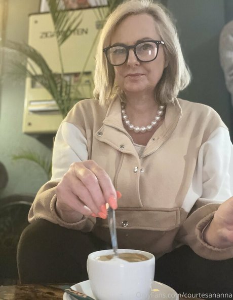 CourtesanAnna hot pornstar pics