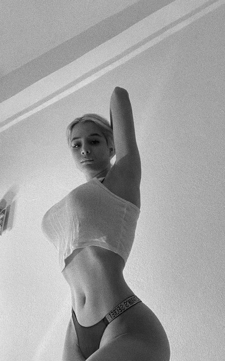 Karlardz naked actress image