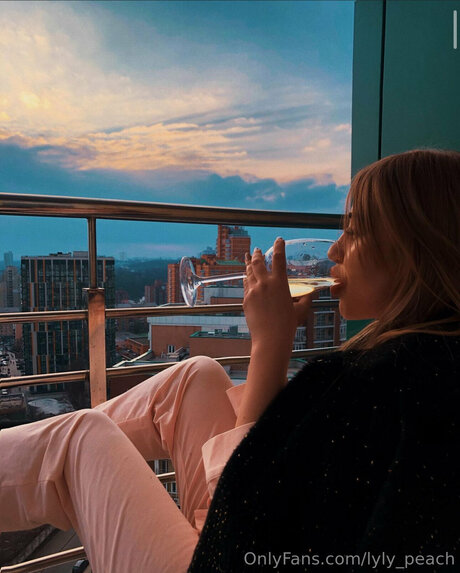 Lyly Peach nudes actress pic