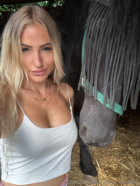 Leonie Sanders erotic model pics