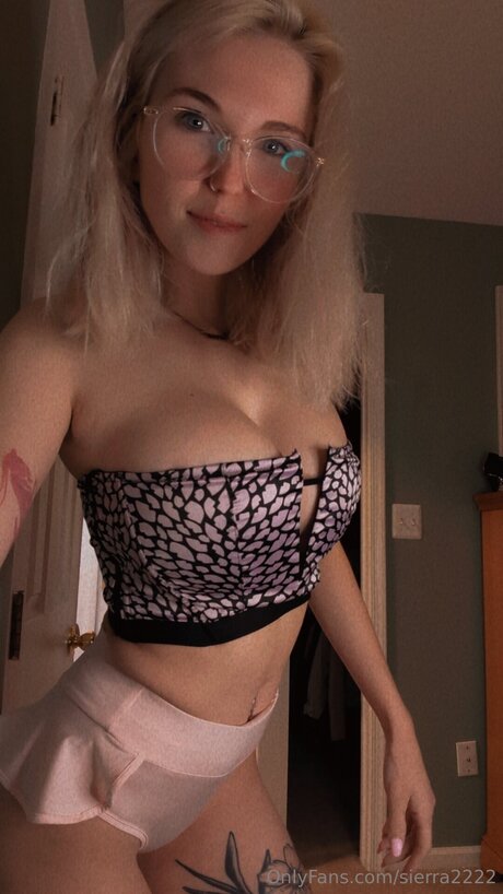 Sierra2222 naked model img