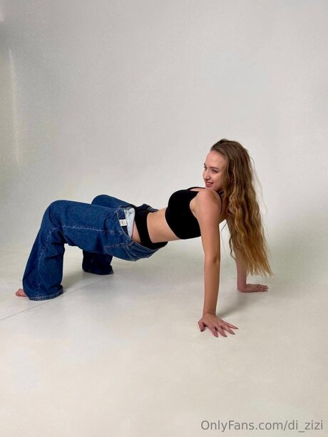 Di Zizi model erotic picture