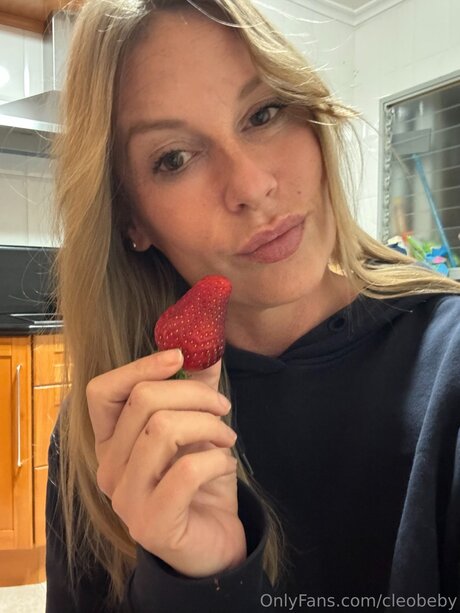 Cleobeby model hot img