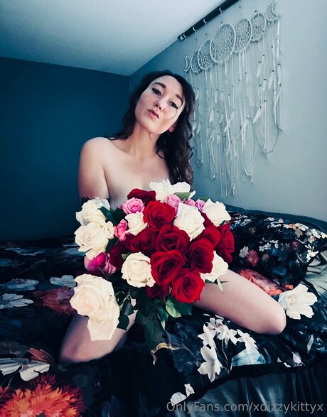 Xdizzykittyx pornographic model image