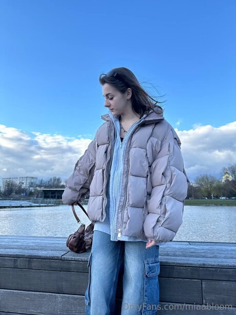 Miaabloom sexy actress img