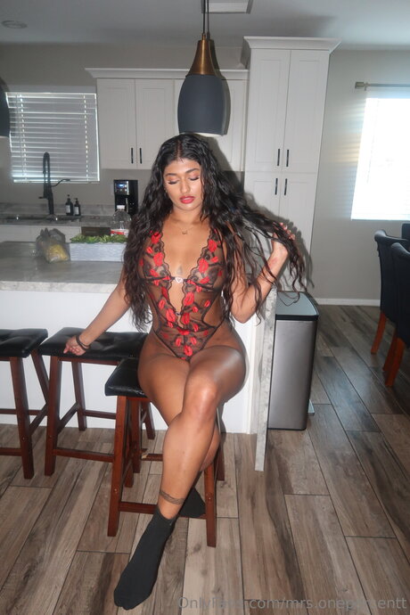 Mrs Onepercentt star nude photos