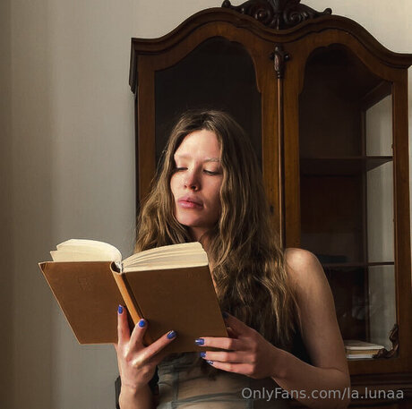 La Lunaa beautiful model pics