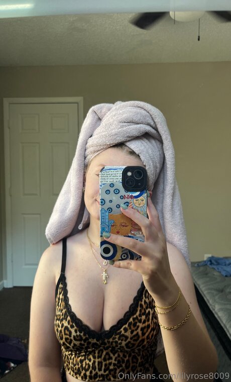 Izzyynicolee sexy pornstar img