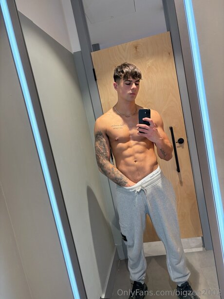 Bigzee2002 sex pornstar img